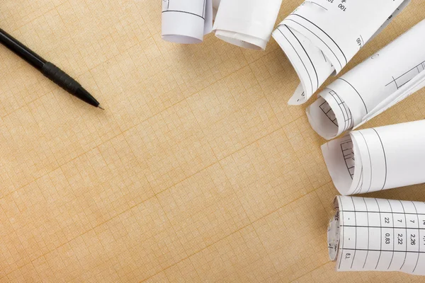 Projeto arquitetônico, plantas, rolos de planta perto de papel em branco quadriculado com caneta no fundo de madeira vintage. Conceito de construção. Arquiteto local de trabalho vista superior. Espaço de cópia — Fotografia de Stock