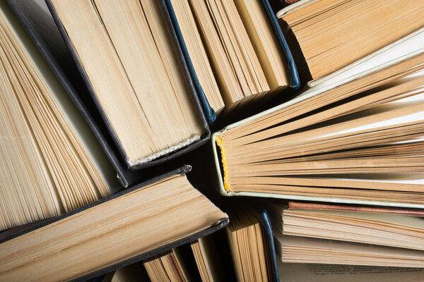 Вид сверху на книги в кругу, изолированном белым цветом. Возвращение в школу
