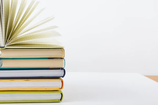 Een stapel van kleurrijke boeken, open boek. Terug naar school — Stockfoto