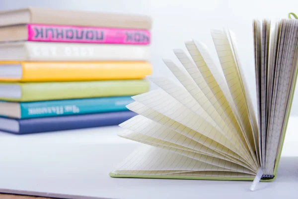 Una pila de libros coloridos, libro abierto. Regreso a la escuela — Foto de Stock