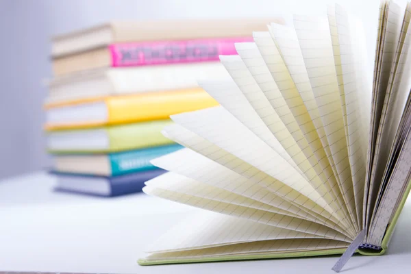 Una pila de libros coloridos, libro abierto. Regreso a la escuela — Foto de Stock