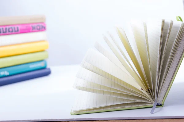 Una pila de libros coloridos, libro abierto. Regreso a la escuela — Foto de Stock