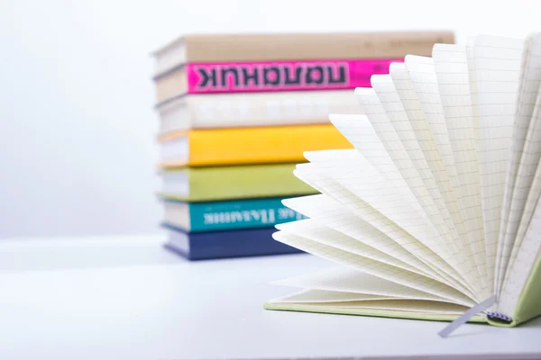 Una pila de libros coloridos, libro abierto. Regreso a la escuela — Foto de Stock