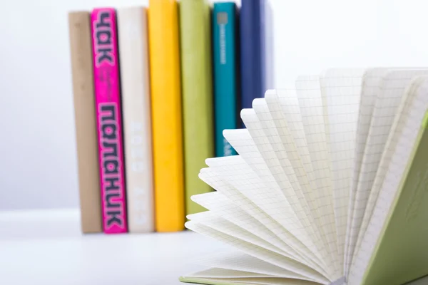 Μια στοίβα από πολύχρωμα βιβλία, ανοιχτό βιβλίο. Επιστροφή στο σχολείο — Φωτογραφία Αρχείου