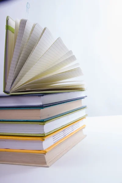 En stack av färgglada böcker, öppna boken. Tillbaka till skolan — Stockfoto