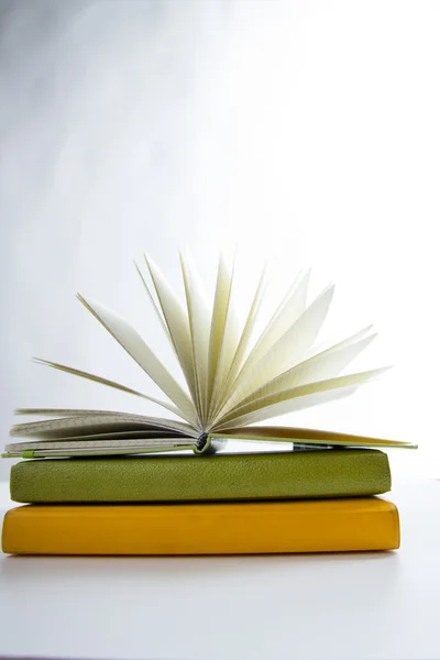 Stoh knih barevné, otevřená kniha. Zpátky do školy — Stock fotografie