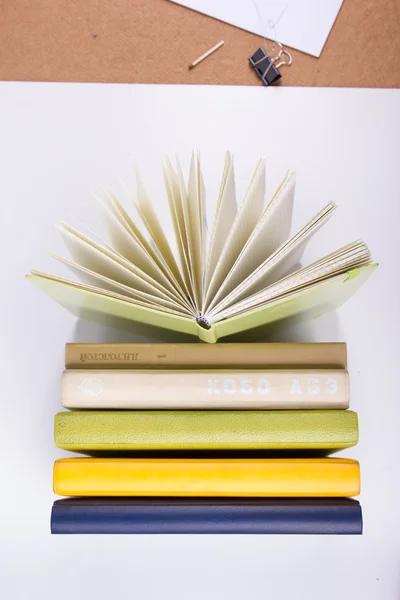 Una pila de libros coloridos, libro abierto. Regreso a la escuela — Foto de Stock