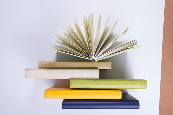 Een stapel van kleurrijke boeken, open boek. Terug naar school — Stockfoto