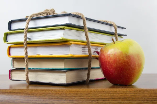 Una pila de libros coloridos y libro abierto. Ideas para negocios y autodesarrollo aisladas sobre fondo blanco con lugar vacío para su texto — Foto de Stock