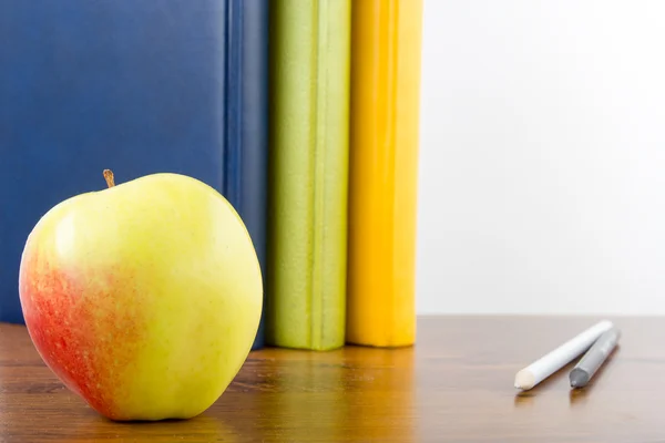 Una pila de libros coloridos y libro abierto. Ideas para negocios y autodesarrollo aisladas sobre fondo blanco con lugar vacío para su texto — Foto de Stock