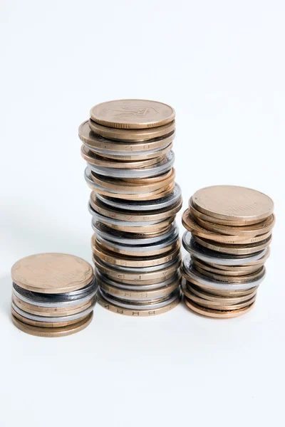 Columnas de monedas aisladas sobre fondo blanco — Foto de Stock