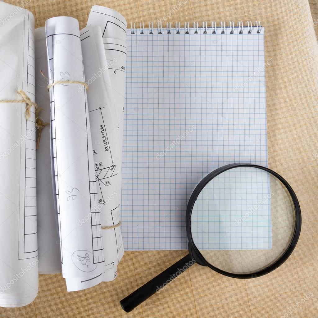 建筑项目，蓝图，蓝图卷附近方格空白纸与笔老式木制背景上。建设理念。建筑师工作场所顶视图。复制空间——图库图片© Vim #80481408, image size:1024x1024