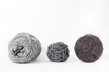 Beyaz arka plan üzerinde izole yün iplik