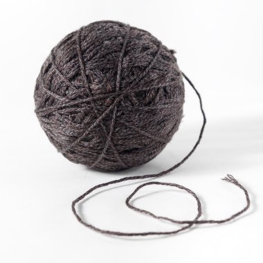 Beyaz arka plan üzerinde izole yün iplik