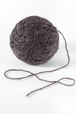 Beyaz arka plan üzerinde izole yün iplik