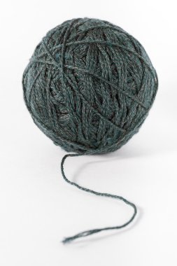 Beyaz arka plan üzerinde izole yün iplik