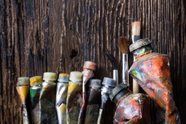 Petrol çok renkli boya tüpleri closeup Vintage stilize fotoğraf