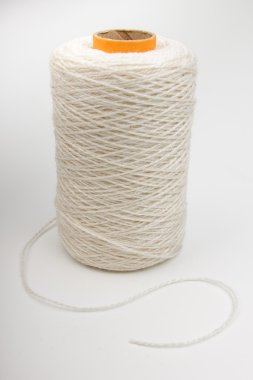 Beyaz arka plan üzerinde izole beyaz iplik