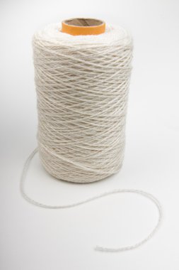 Beyaz arka plan üzerinde izole beyaz iplik