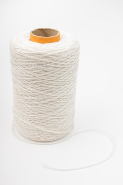 Beyaz arka plan üzerinde izole beyaz iplik