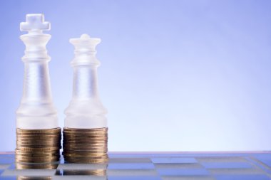 Altın sikke üzerinde satranç. Yatırım stratejisi. Ekonomi kavramı.