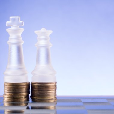Altın sikke üzerinde satranç. Yatırım stratejisi. Ekonomi kavramı.