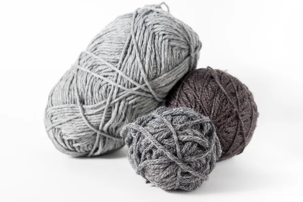 Beyaz arka plan üzerinde izole yün iplik