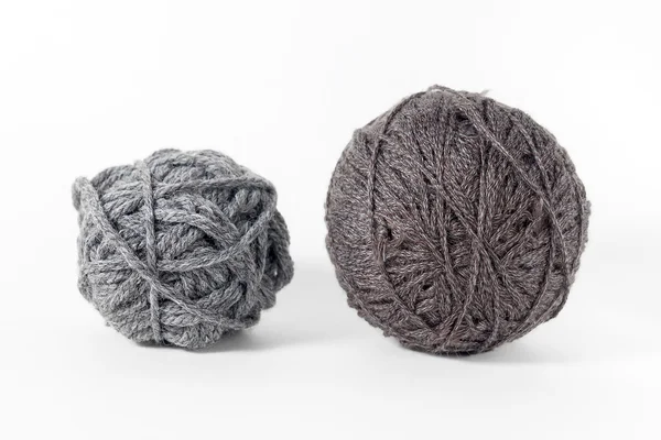 Beyaz arka plan üzerinde izole yün iplik