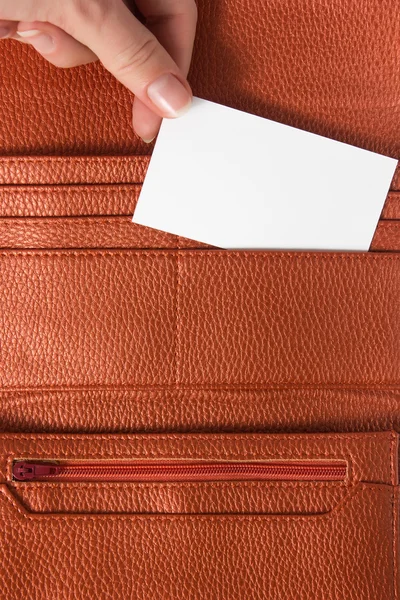 Blanko-Visitenkarte im braunen Portemonnaie. — Stockfoto