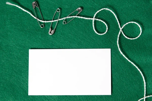 White blank business card on green background. Blank paper notes with rope, copy space for text or image or product placement. Reminder — Stock Photo, Image