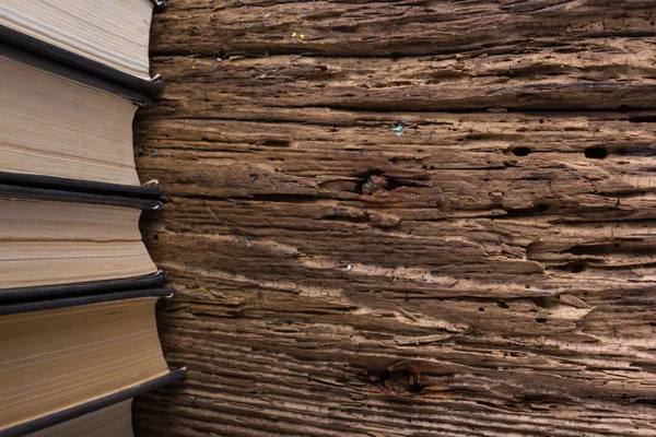 Pohled shora starých knih zásobníku nad starým grunge přírodní dřevěné omšelé — Stock fotografie