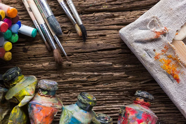 Row of artist paintbrushes on old natural grunge wooden background — Φωτογραφία Αρχείου