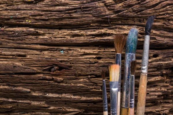 Fila de pincéis artista no fundo de madeira grunge natural velho — Fotografia de Stock