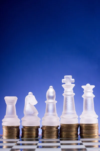 黄金のコインの上でチェス。投資戦略。財務の概念. — ストック写真