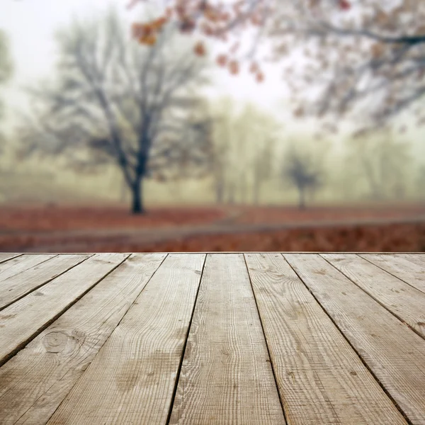 Piso de perspectiva de madera con tablones sobre fondo de otoño natural borroso, puede utilizar para mostrar o montar su plantilla de productos. Copiar espacio. Vintage tonificado . — Foto de Stock