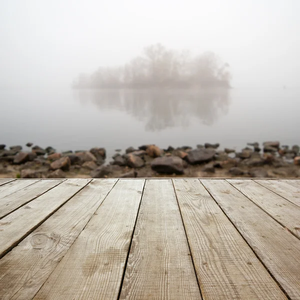 Piso de perspectiva de madera con tablones sobre fondo de otoño natural borroso, puede utilizar para mostrar o montar su plantilla de productos. Copiar espacio. Vintage tonificado . — Foto de Stock