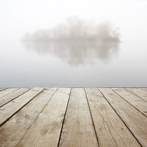 Piso de perspectiva de madera con tablones sobre fondo de otoño natural borroso, puede utilizar para mostrar o montar su plantilla de productos. Copiar espacio. Vintage tonificado . — Foto de Stock