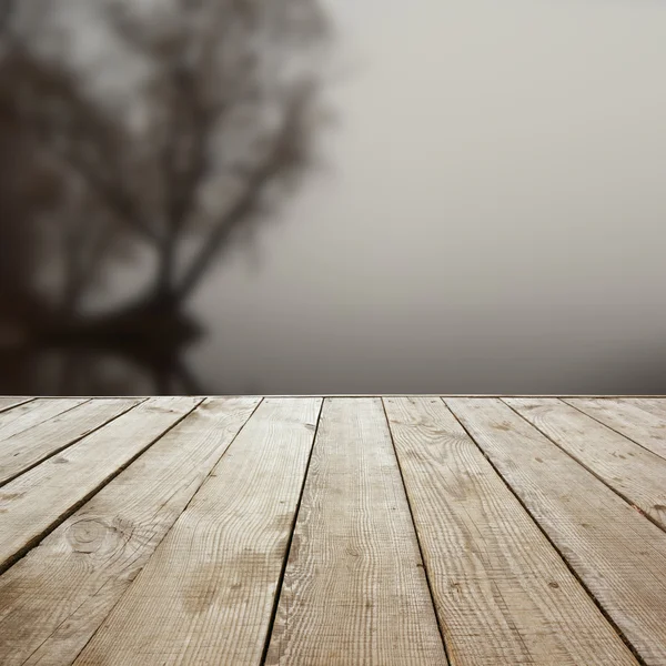 Piso de perspectiva de madera con tablones sobre fondo de otoño natural borroso, puede utilizar para mostrar o montar su plantilla de productos. Copiar espacio. Vintage tonificado . — Foto de Stock