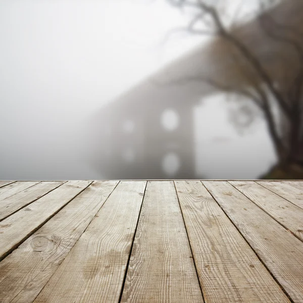 Piso de perspectiva de madera con tablones sobre fondo de otoño natural borroso, puede utilizar para mostrar o montar su plantilla de productos. Copiar espacio. Vintage tonificado . — Foto de Stock