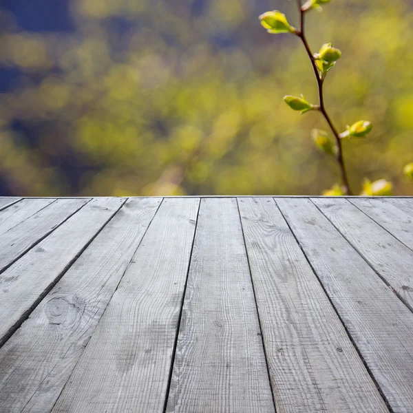 木制的角度来看地板用木板上模糊的自然夏天 b — 图库照片