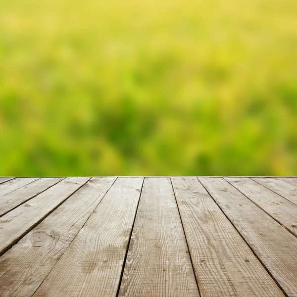 Wooden perspective floor with planks on blurred natural summer b — Stock Photo, Image