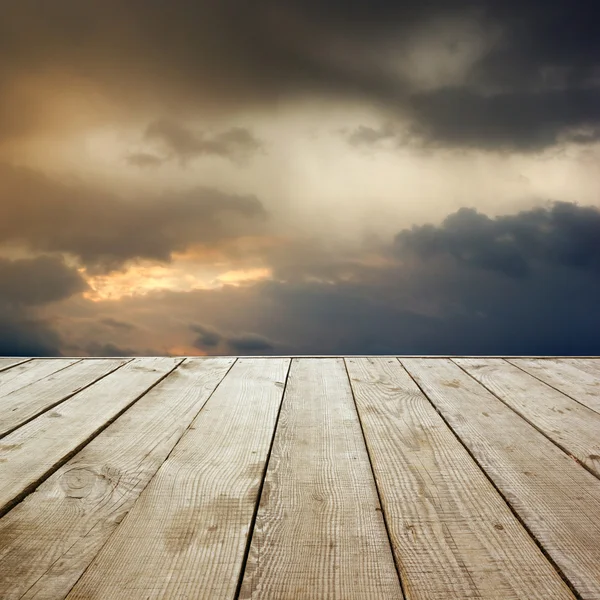 木制的角度来看地板用木板在天空背景下，可以使用 — 图库照片