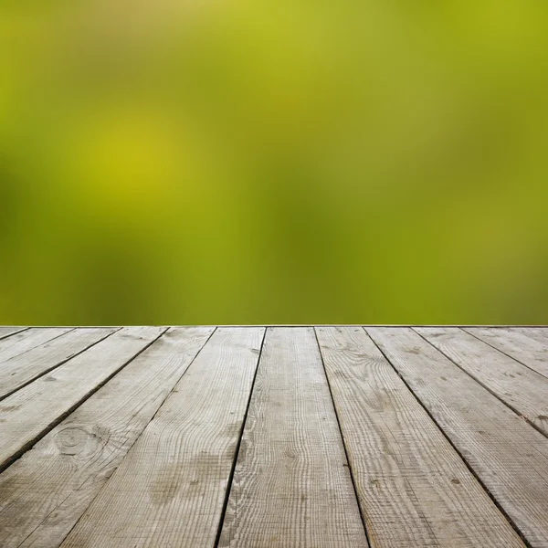 木制的角度来看地板用木板上模糊的夏天背景 — 图库照片