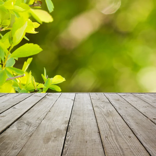 Suelo de madera perspectiva con tablones sobre fondo borroso de verano . —  Fotos de Stock