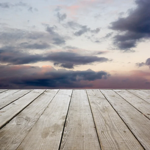 Piso de madera perspectiva con tablones en el fondo del cielo . — Foto de Stock