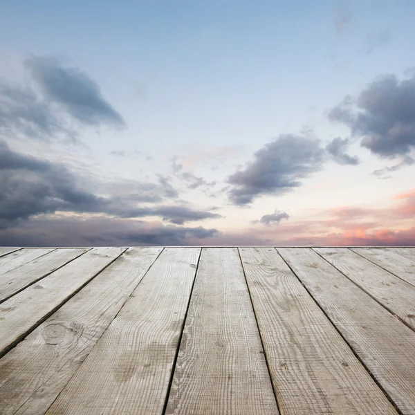 Piso de madera perspectiva con tablones en el fondo del cielo . — Foto de Stock