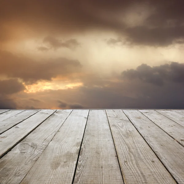 Piso de madera perspectiva con tablones en el fondo del cielo . — Foto de Stock