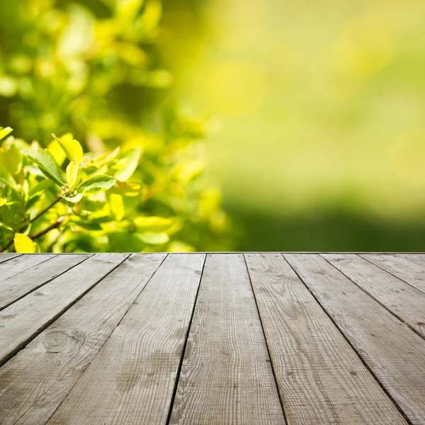 Pavimento prospettico in legno con tavole su sfondo estivo sfocato . — Foto Stock