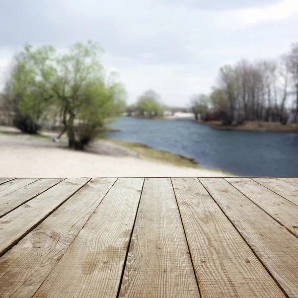 Suelo de madera perspectiva con tablones sobre fondo borroso de verano — Foto de Stock