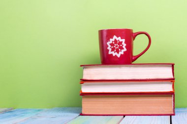 Okula dönüş. Eski vintage ciltli kitaplar ve kırmızı Kupası, kalp, kalem ile kompozisyon